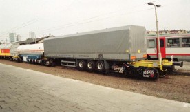 Wagony do transportu bimodalnego na stacji w Warszawie, 15.06.1995.
Fot....